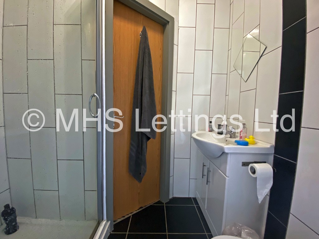 Photo of 7 Bedroom End Terraced House in 52 Victoria Road, Leeds, LS6 1DL