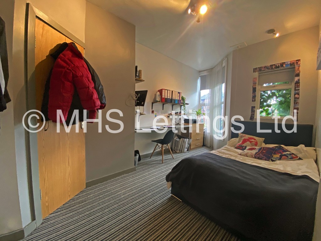 Photo of 7 Bedroom End Terraced House in 52 Victoria Road, Leeds, LS6 1DL