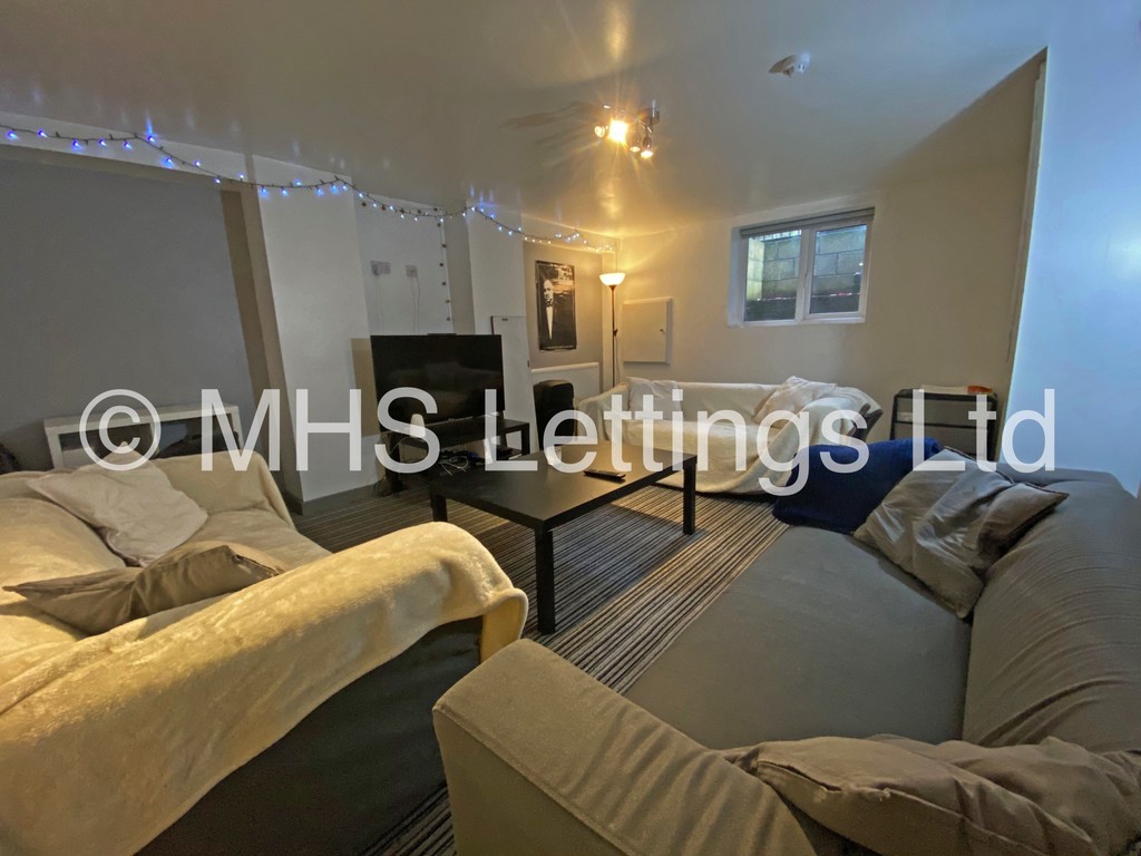Photo of 7 Bedroom End Terraced House in 52 Victoria Road, Leeds, LS6 1DL