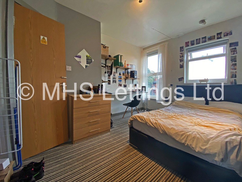 Photo of 7 Bedroom End Terraced House in 52 Victoria Road, Leeds, LS6 1DL