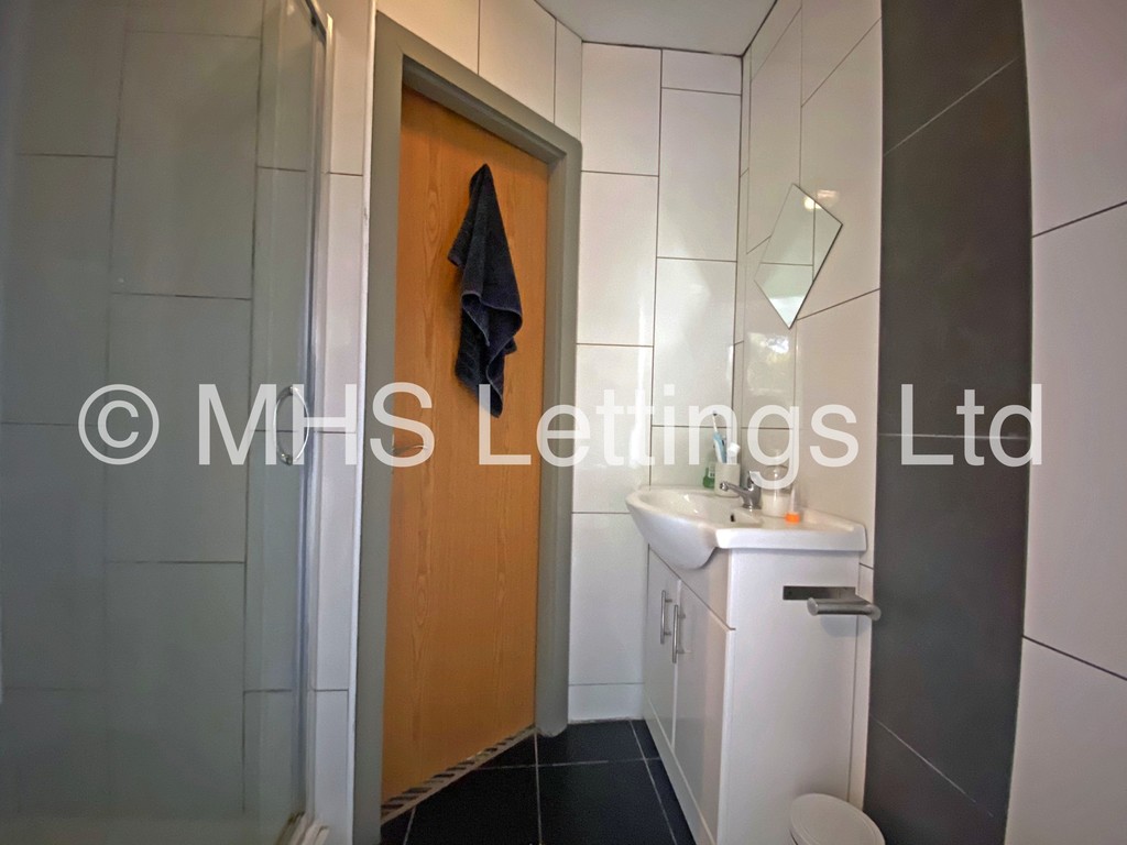 Photo of 7 Bedroom End Terraced House in 52 Victoria Road, Leeds, LS6 1DL