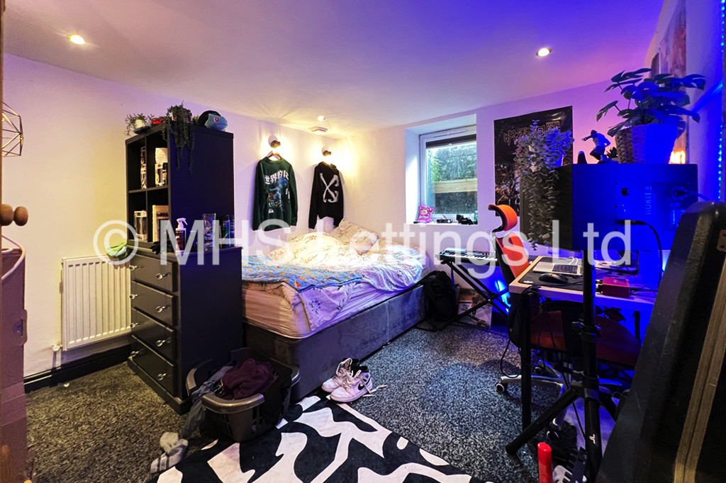 Photo of 6 Bedroom Mid Terraced House in 24 Ashville Grove, Leeds, LS6 1LY