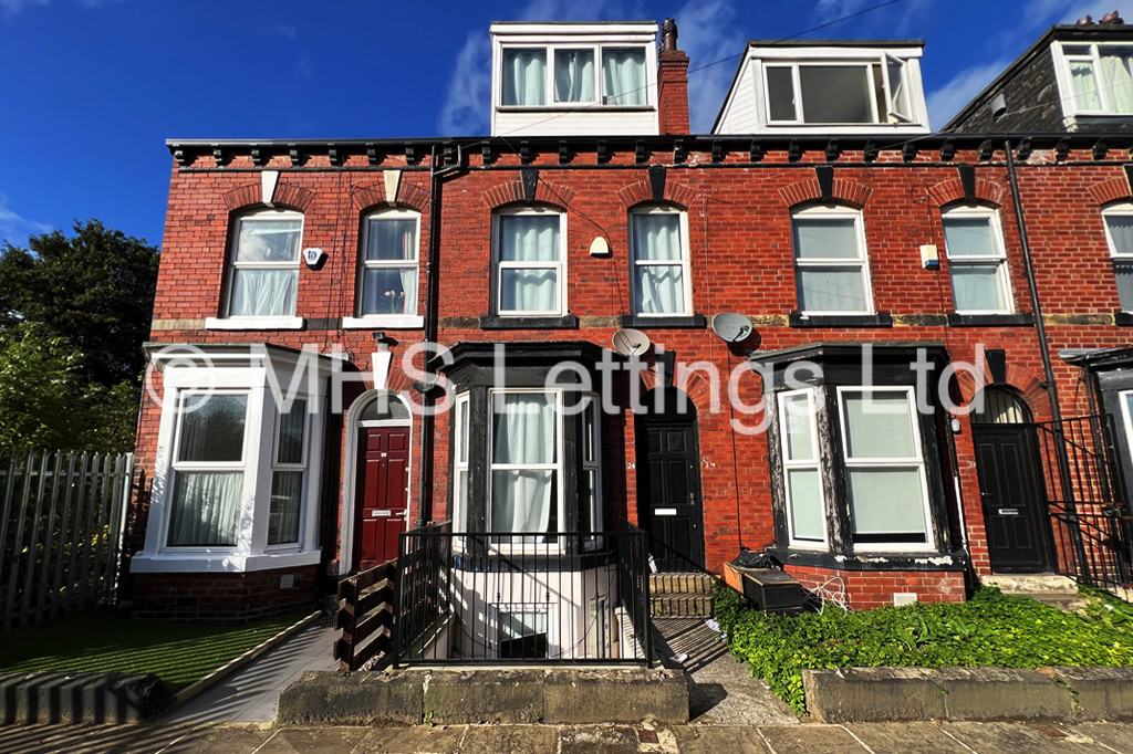 Photo of 6 Bedroom Mid Terraced House in 24 Ashville Grove, Leeds, LS6 1LY