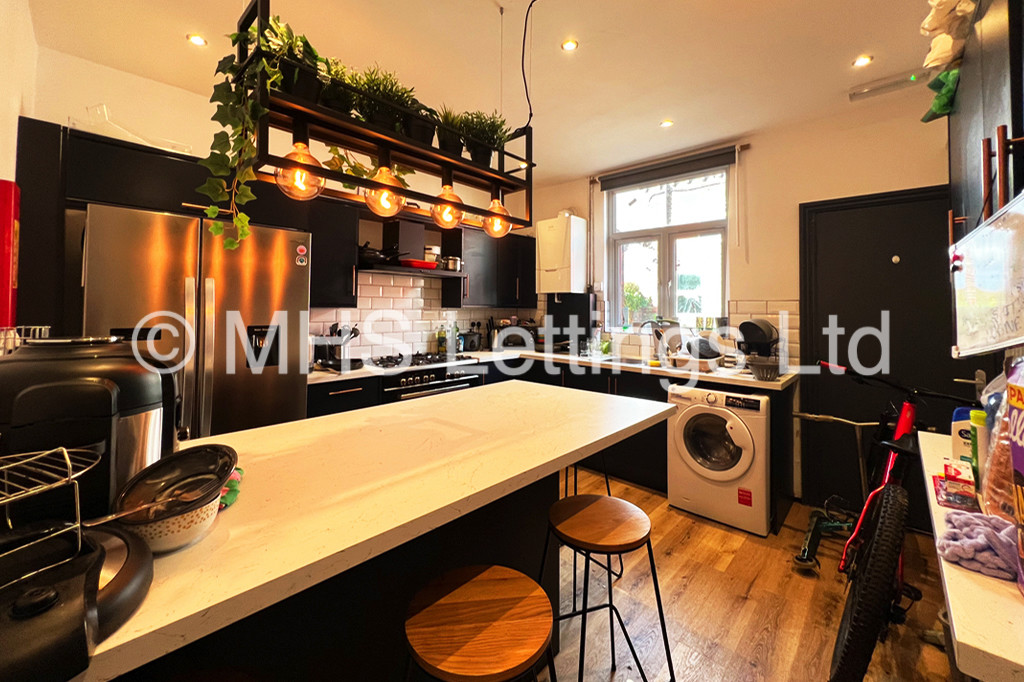 Photo of 6 Bedroom Mid Terraced House in 24 Ashville Grove, Leeds, LS6 1LY