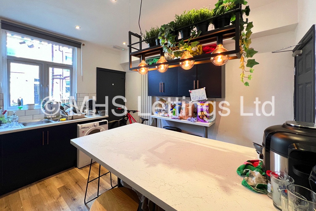 Photo of 6 Bedroom Mid Terraced House in 24 Ashville Grove, Leeds, LS6 1LY