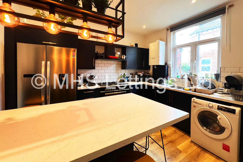 Photo of 6 Bedroom Mid Terraced House in 24 Ashville Grove, Leeds, LS6 1LY