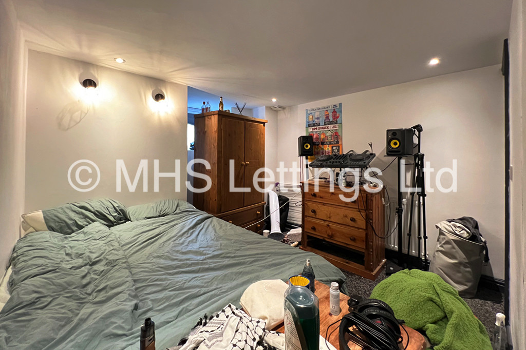 Photo of 6 Bedroom Mid Terraced House in 24 Ashville Grove, Leeds, LS6 1LY
