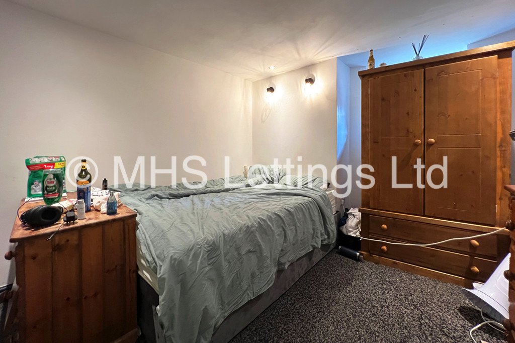 Photo of 6 Bedroom Mid Terraced House in 24 Ashville Grove, Leeds, LS6 1LY
