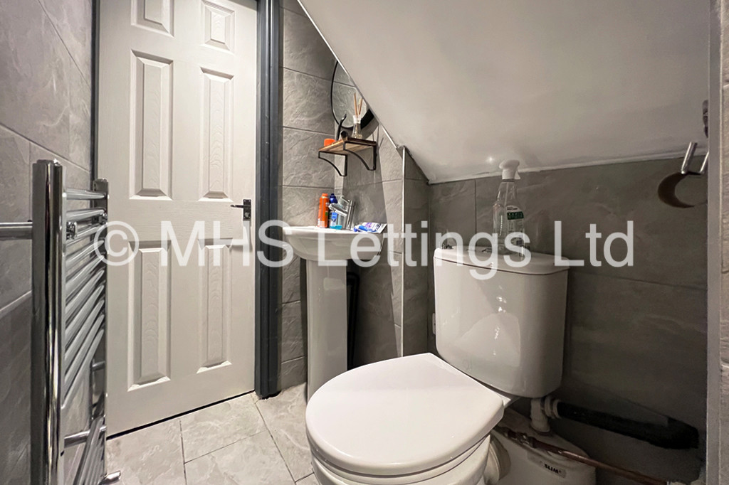 Photo of 6 Bedroom Mid Terraced House in 24 Ashville Grove, Leeds, LS6 1LY