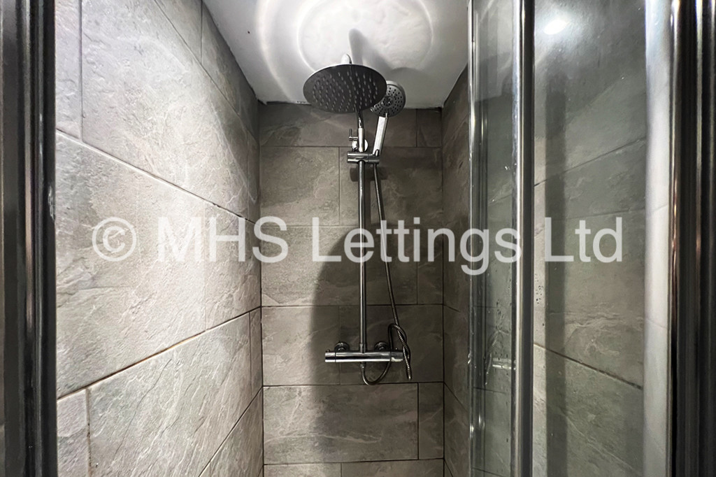 Photo of 6 Bedroom Mid Terraced House in 24 Ashville Grove, Leeds, LS6 1LY
