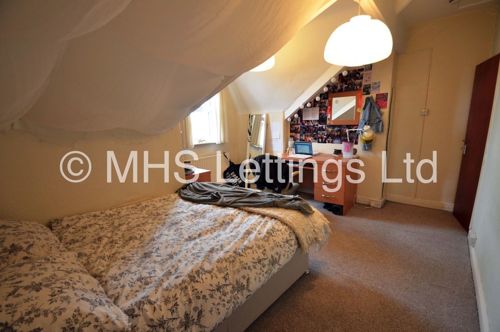 Photo of 6 Bedroom Mid Terraced House in 41 Hartley Crescent, Leeds, LS6 2LL