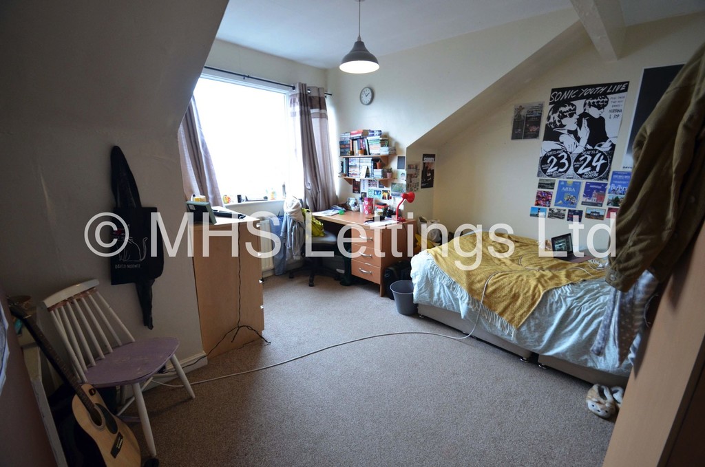 Photo of 6 Bedroom Mid Terraced House in 41 Hartley Crescent, Leeds, LS6 2LL