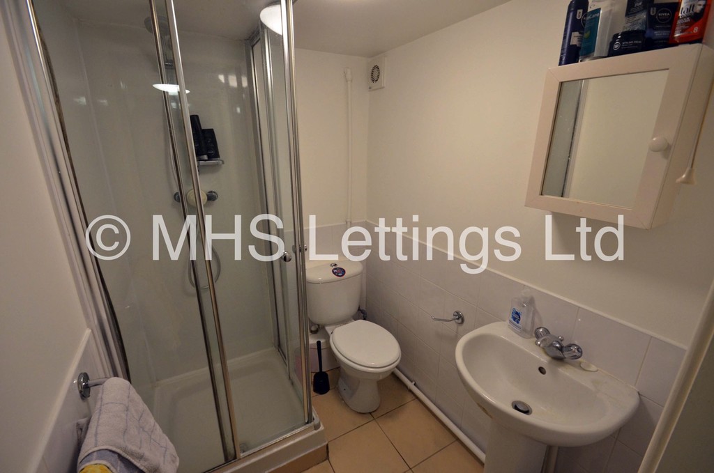 Photo of 6 Bedroom Mid Terraced House in 41 Hartley Crescent, Leeds, LS6 2LL