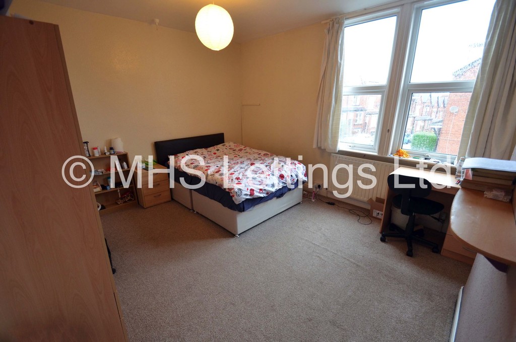 Photo of 6 Bedroom Mid Terraced House in 41 Hartley Crescent, Leeds, LS6 2LL