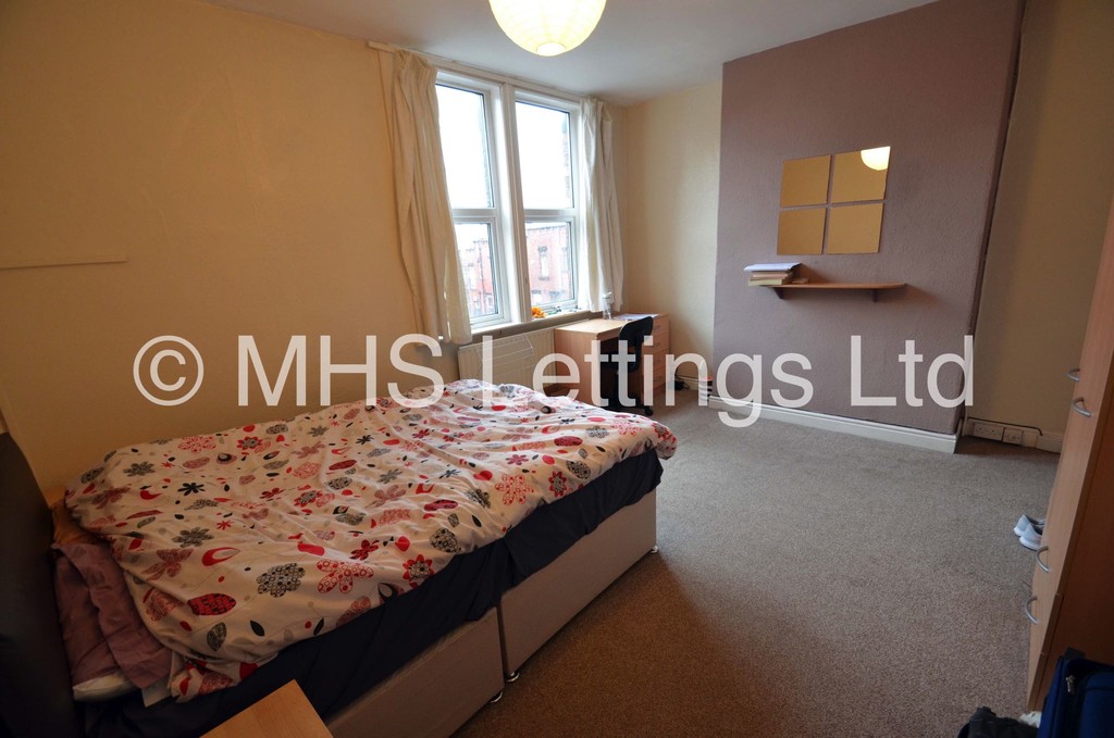 Photo of 6 Bedroom Mid Terraced House in 41 Hartley Crescent, Leeds, LS6 2LL