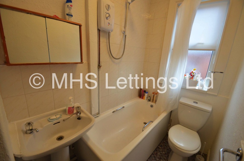 Photo of 6 Bedroom Mid Terraced House in 41 Hartley Crescent, Leeds, LS6 2LL