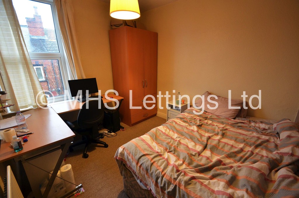 Photo of 6 Bedroom Mid Terraced House in 41 Hartley Crescent, Leeds, LS6 2LL
