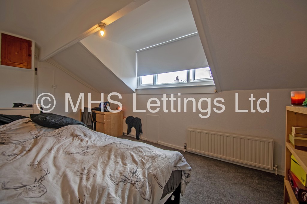 Photo of 3 Bedroom Mid Terraced House in 59 Beechwood Mount, Leeds, LS4 2NQ