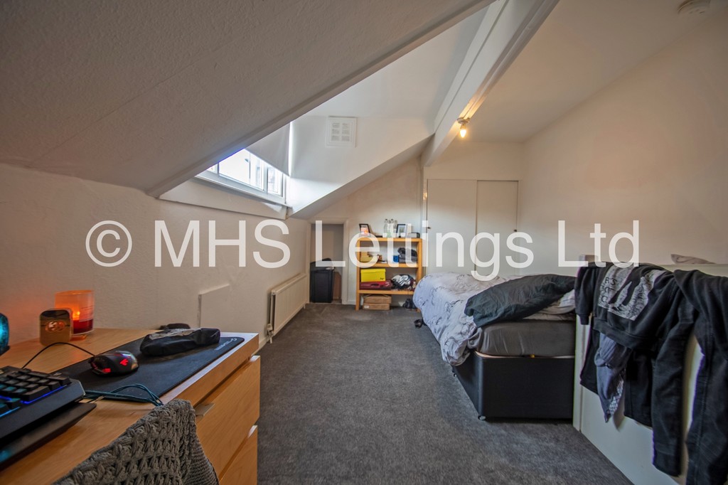Photo of 3 Bedroom Mid Terraced House in 59 Beechwood Mount, Leeds, LS4 2NQ