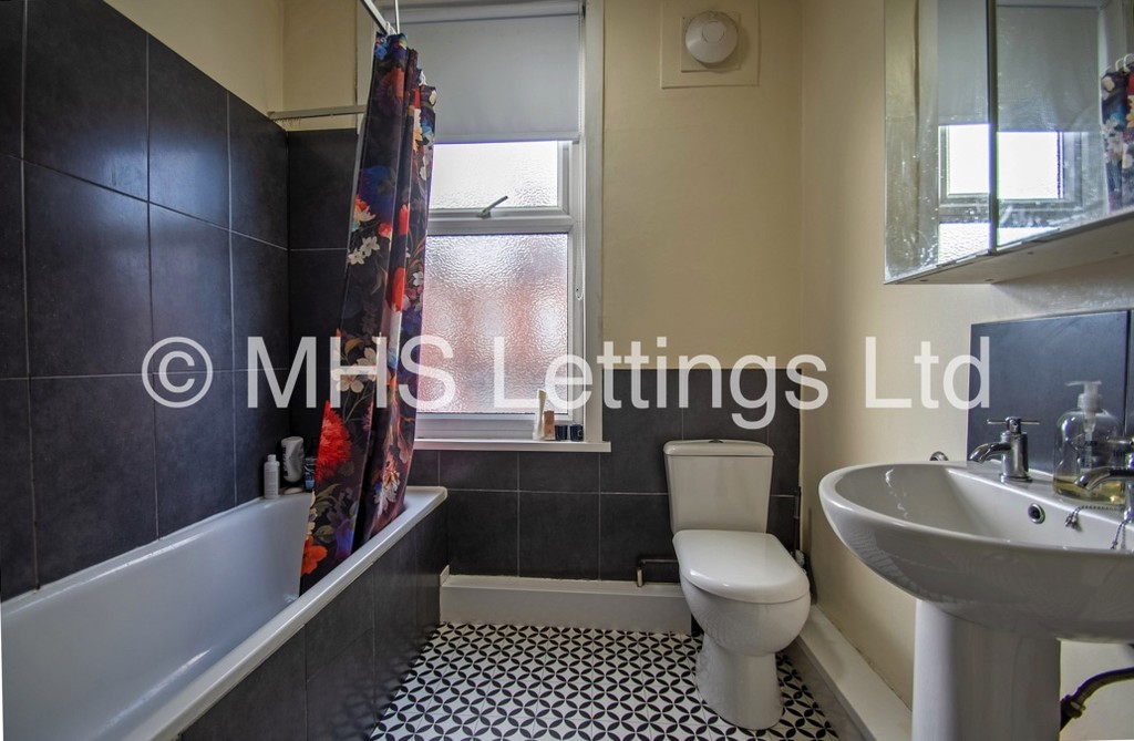 Photo of 3 Bedroom Mid Terraced House in 59 Beechwood Mount, Leeds, LS4 2NQ