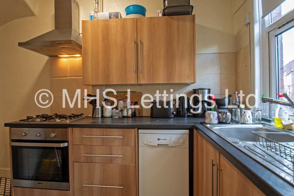 Photo of 3 Bedroom Mid Terraced House in 59 Beechwood Mount, Leeds, LS4 2NQ