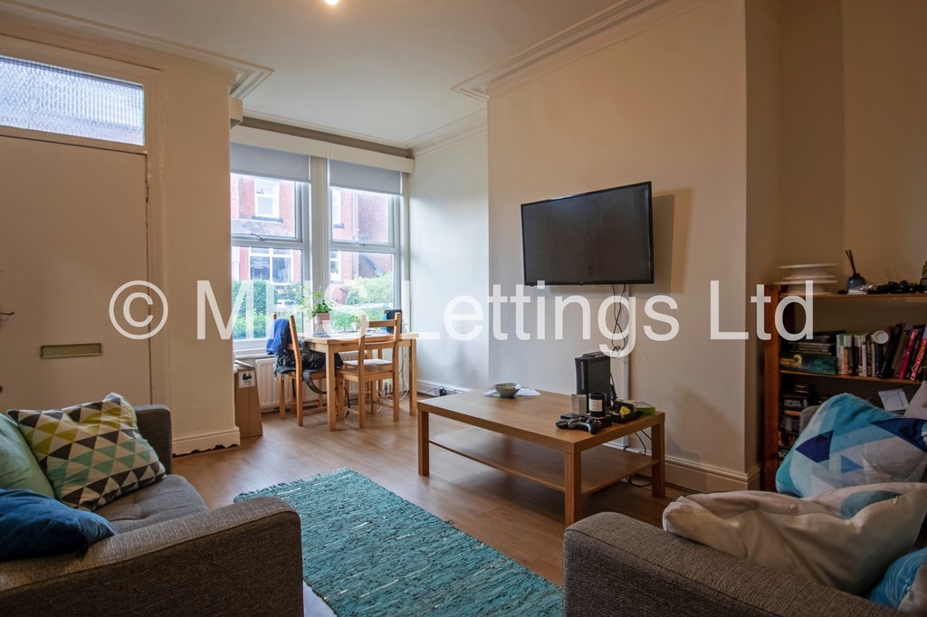 Photo of 3 Bedroom Mid Terraced House in 59 Beechwood Mount, Leeds, LS4 2NQ