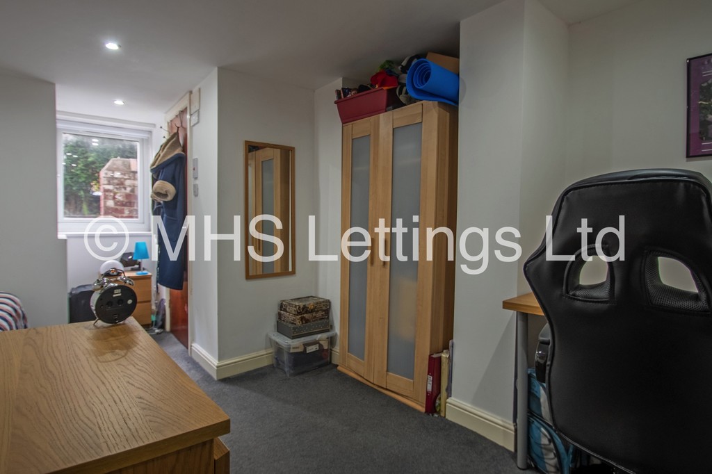 Photo of 3 Bedroom Mid Terraced House in 59 Beechwood Mount, Leeds, LS4 2NQ