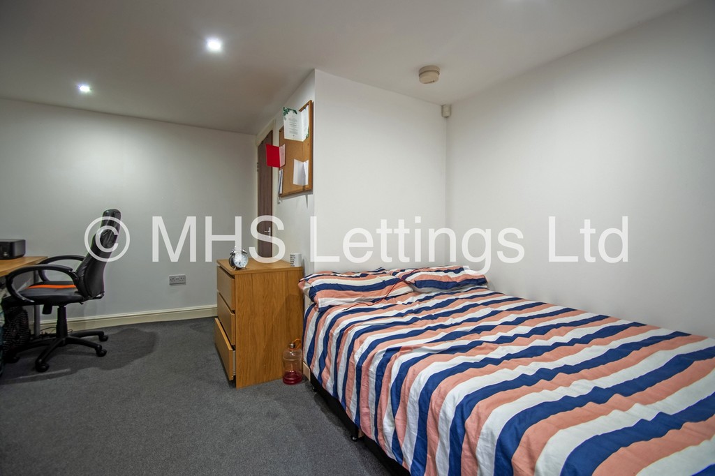 Photo of 3 Bedroom Mid Terraced House in 59 Beechwood Mount, Leeds, LS4 2NQ