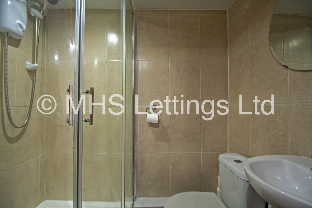 Photo of 3 Bedroom Mid Terraced House in 59 Beechwood Mount, Leeds, LS4 2NQ