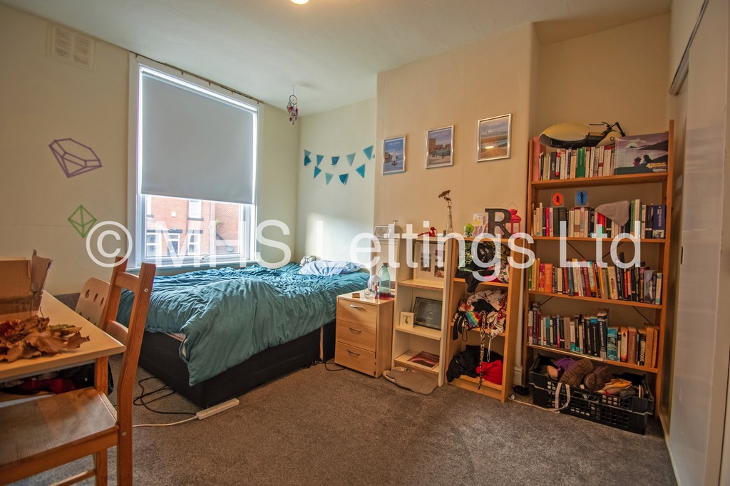 Photo of 3 Bedroom Mid Terraced House in 59 Beechwood Mount, Leeds, LS4 2NQ