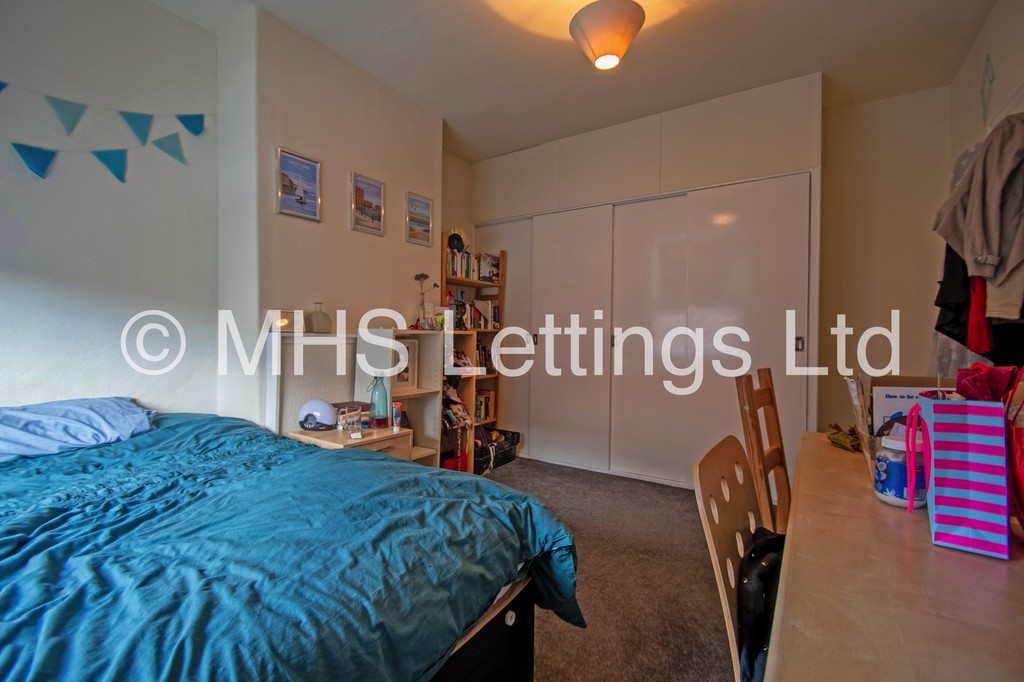 Photo of 3 Bedroom Mid Terraced House in 59 Beechwood Mount, Leeds, LS4 2NQ