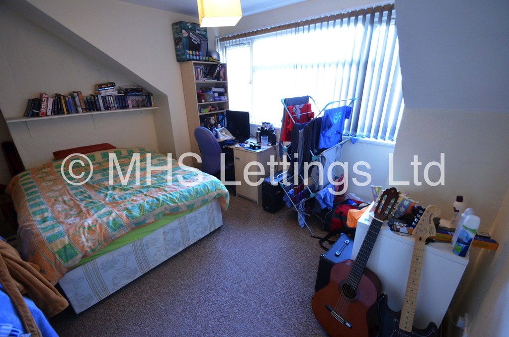 Photo of 4 Bedroom Mid Terraced House in 12 Hessle Mount, Leeds, LS6 1EP
