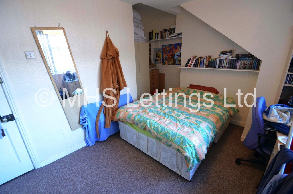 Photo of 4 Bedroom Mid Terraced House in 12 Hessle Mount, Leeds, LS6 1EP