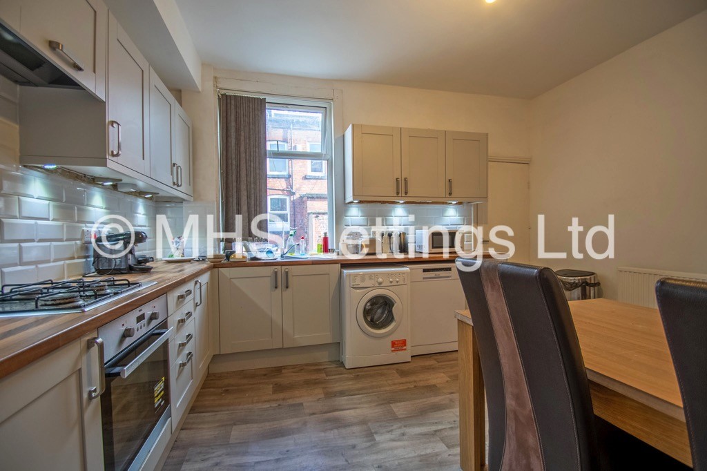 Photo of 4 Bedroom Mid Terraced House in 12 Hessle Mount, Leeds, LS6 1EP