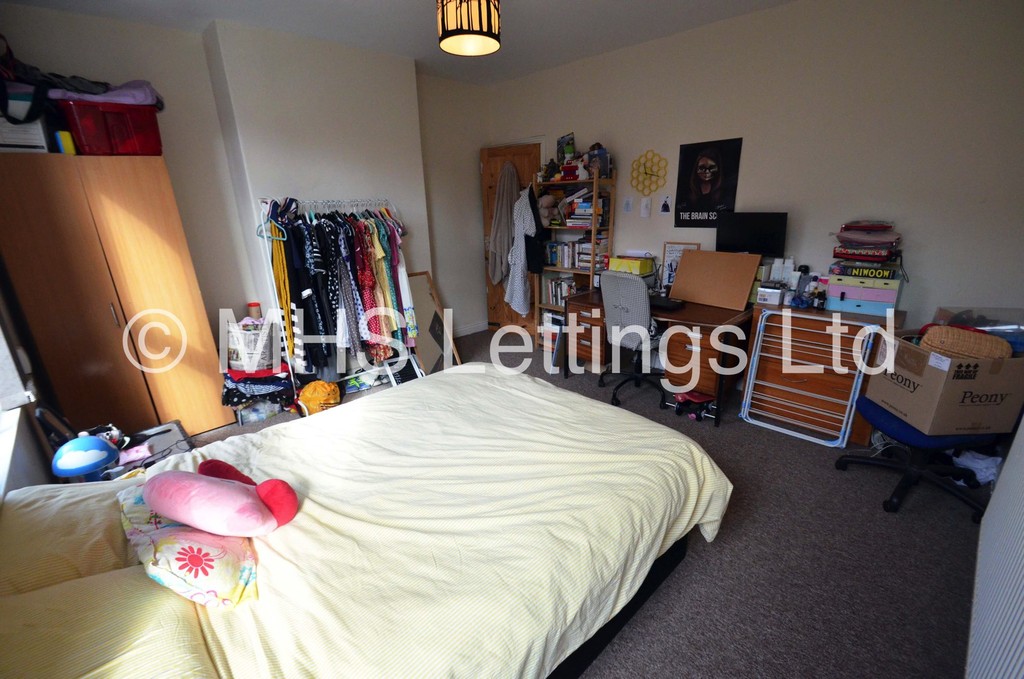 Photo of 4 Bedroom Mid Terraced House in 12 Hessle Mount, Leeds, LS6 1EP
