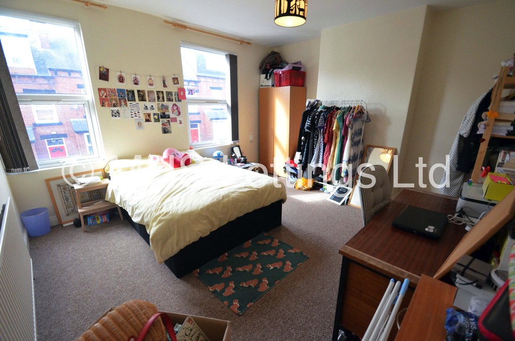 Photo of 4 Bedroom Mid Terraced House in 12 Hessle Mount, Leeds, LS6 1EP