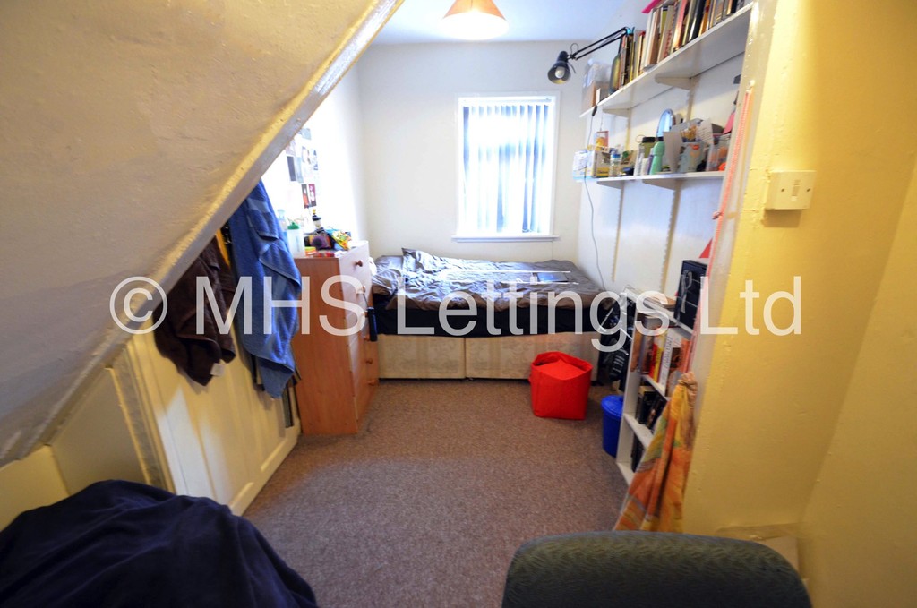 Photo of 4 Bedroom Mid Terraced House in 12 Hessle Mount, Leeds, LS6 1EP