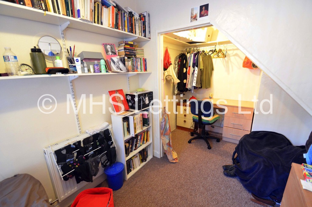 Photo of 4 Bedroom Mid Terraced House in 12 Hessle Mount, Leeds, LS6 1EP