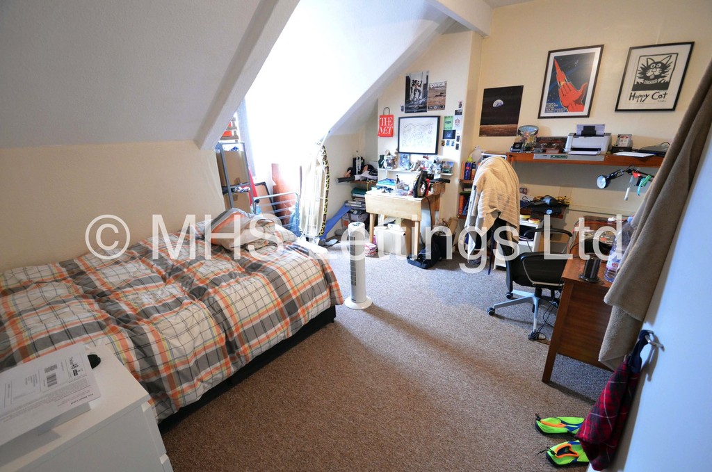 Photo of 4 Bedroom Mid Terraced House in 12 Hessle Mount, Leeds, LS6 1EP