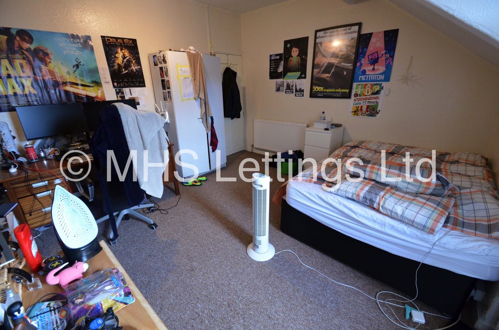 Photo of 4 Bedroom Mid Terraced House in 12 Hessle Mount, Leeds, LS6 1EP