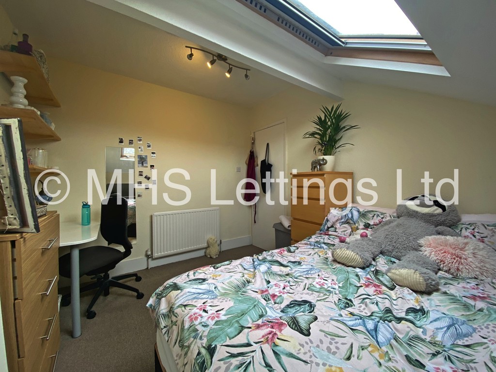 Photo of 4 Bedroom Mid Terraced House in 31 Beechwood Terrace, Leeds, LS4 2NG