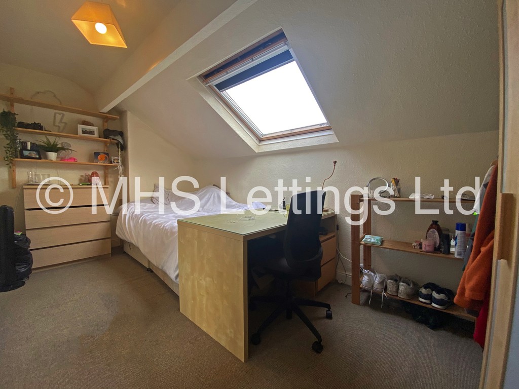 Photo of 4 Bedroom Mid Terraced House in 31 Beechwood Terrace, Leeds, LS4 2NG