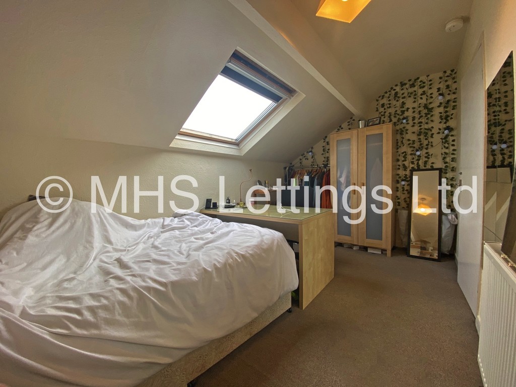 Photo of 4 Bedroom Mid Terraced House in 31 Beechwood Terrace, Leeds, LS4 2NG
