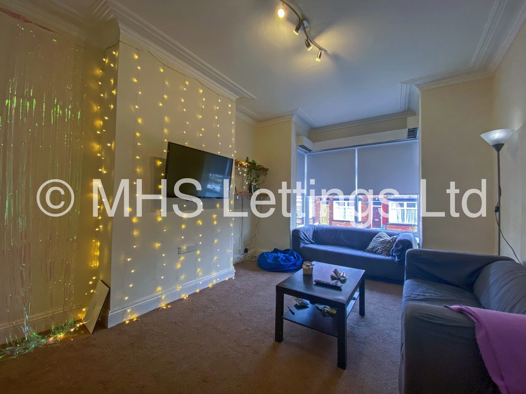 Photo of 4 Bedroom Mid Terraced House in 31 Beechwood Terrace, Leeds, LS4 2NG