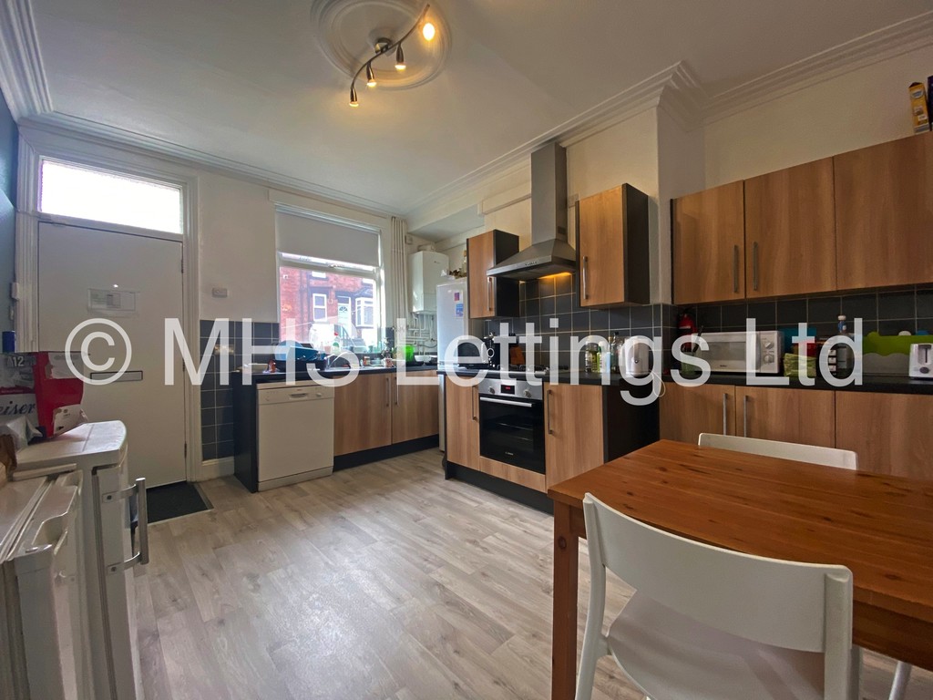 Photo of 4 Bedroom Mid Terraced House in 31 Beechwood Terrace, Leeds, LS4 2NG