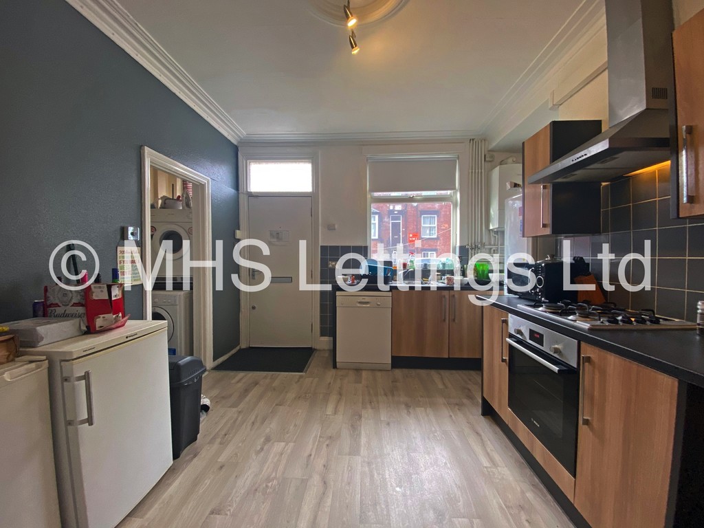 Photo of 4 Bedroom Mid Terraced House in 31 Beechwood Terrace, Leeds, LS4 2NG
