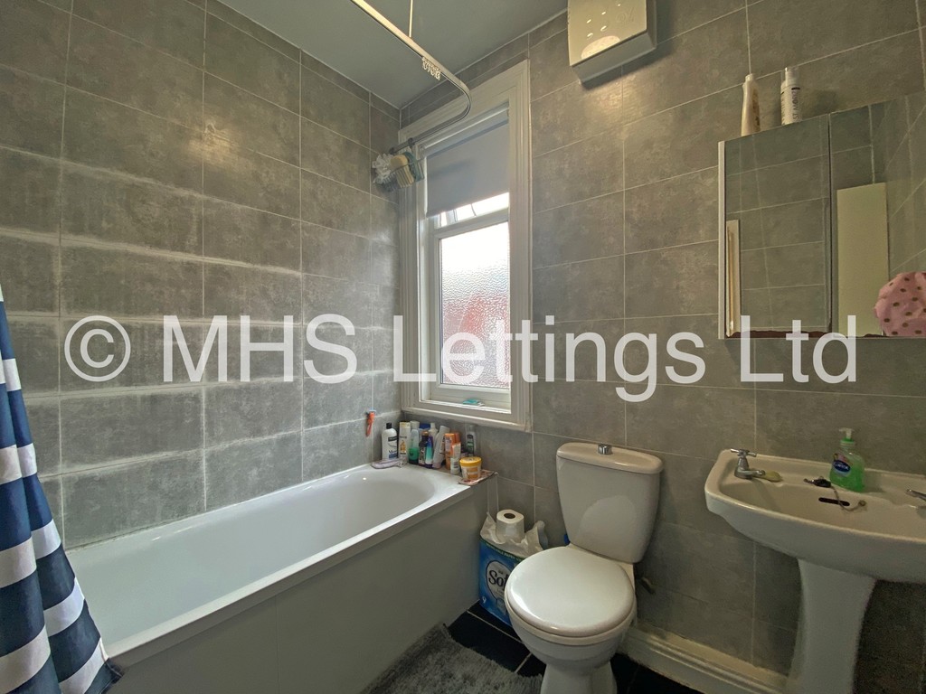 Photo of 4 Bedroom Mid Terraced House in 31 Beechwood Terrace, Leeds, LS4 2NG