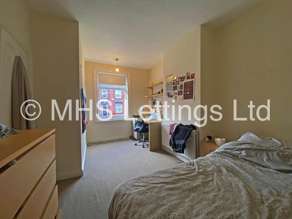 Photo of 4 Bedroom Mid Terraced House in 31 Beechwood Terrace, Leeds, LS4 2NG