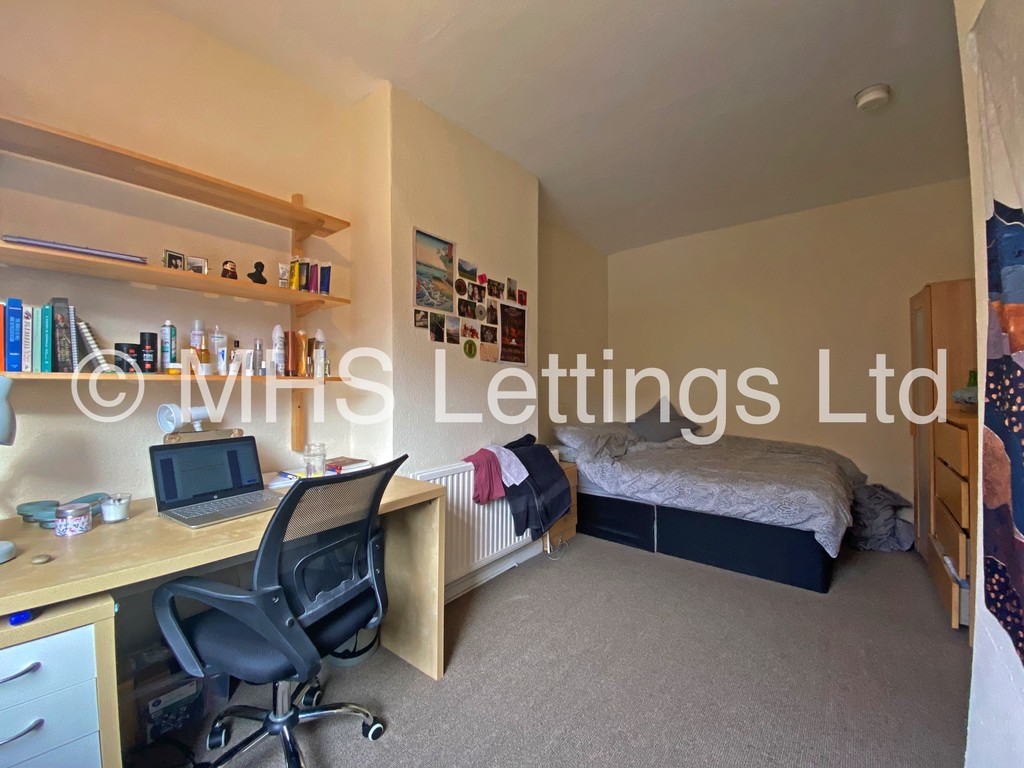 Photo of 4 Bedroom Mid Terraced House in 31 Beechwood Terrace, Leeds, LS4 2NG