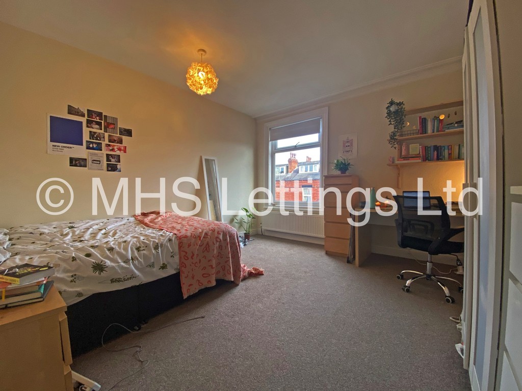 Photo of 4 Bedroom Mid Terraced House in 31 Beechwood Terrace, Leeds, LS4 2NG
